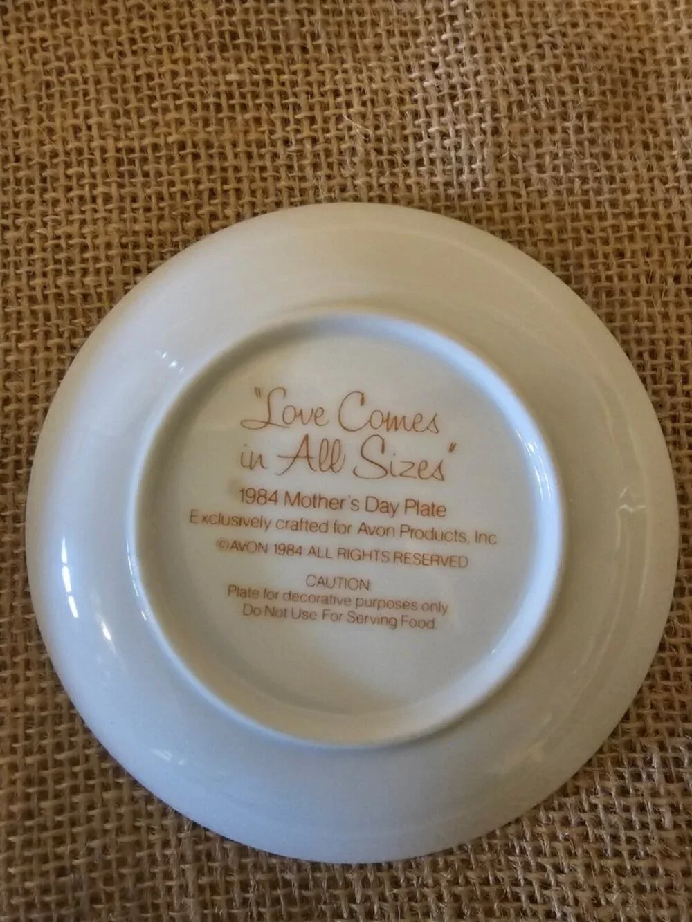 Avon Mother’s Day Plate LOVE COMES IN ALL SIZES 1984 5” Gold Tone Band